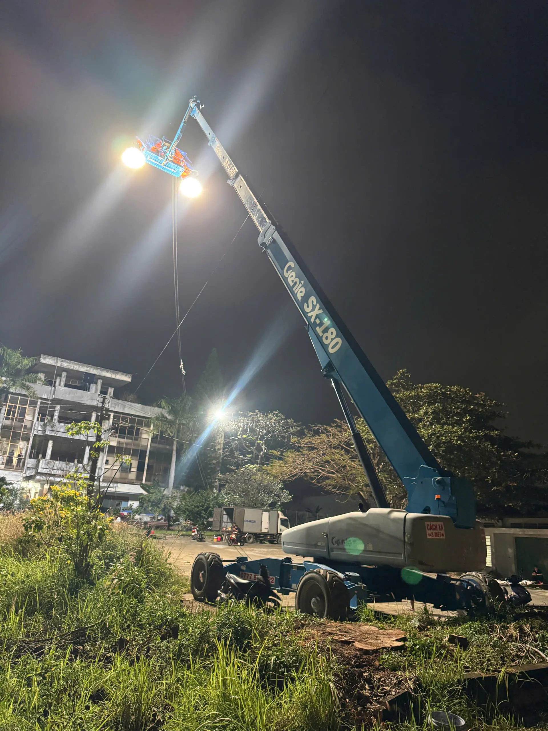 Thu&ecirc; xe n&acirc;ng người gi&aacute; rẻ