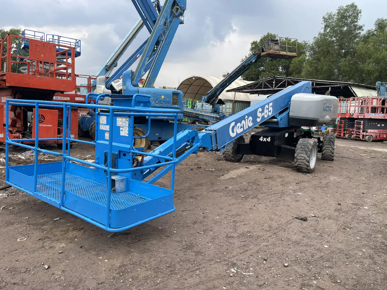 Thu&ecirc; xe n&acirc;ng người cao 22 m&eacute;t cần thẳng Genie S65