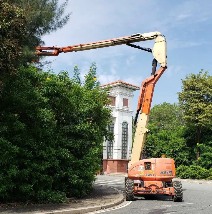 Thuê xe nâng người 20 mét JLG 600AJ 
