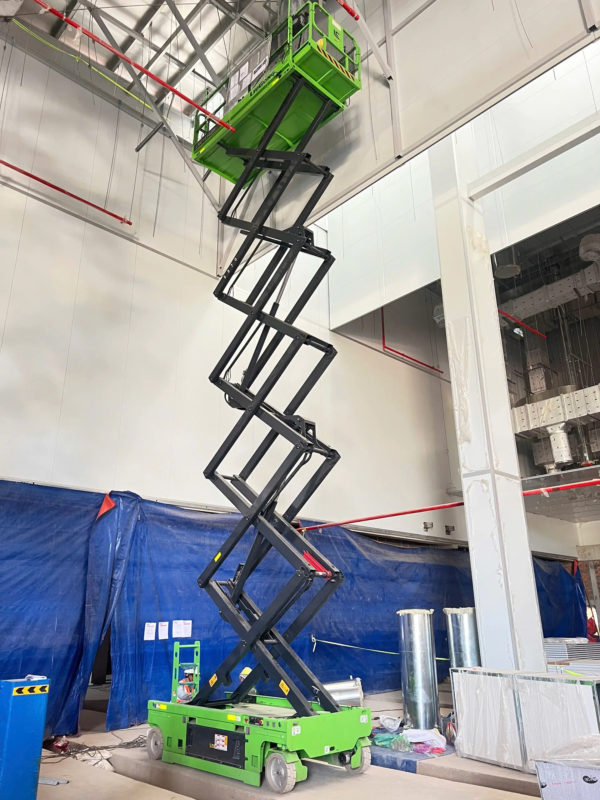 Thu&ecirc; xe n&acirc;ng người cắt k&eacute;o 16m Liugong LSC1414DH